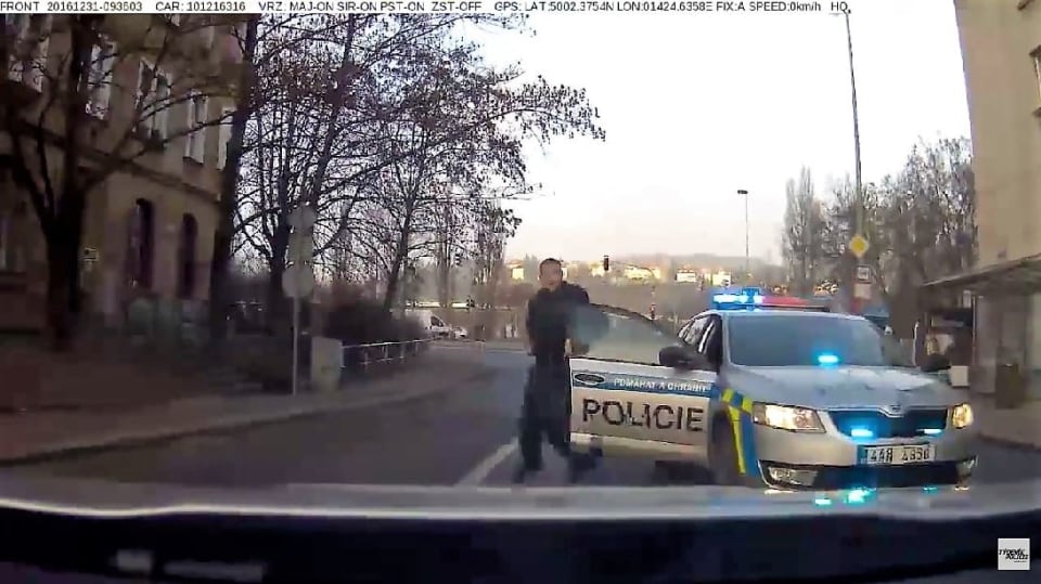 Policejní honička v pražských ulicích. Škodovku zastavily až pásy s hroty
